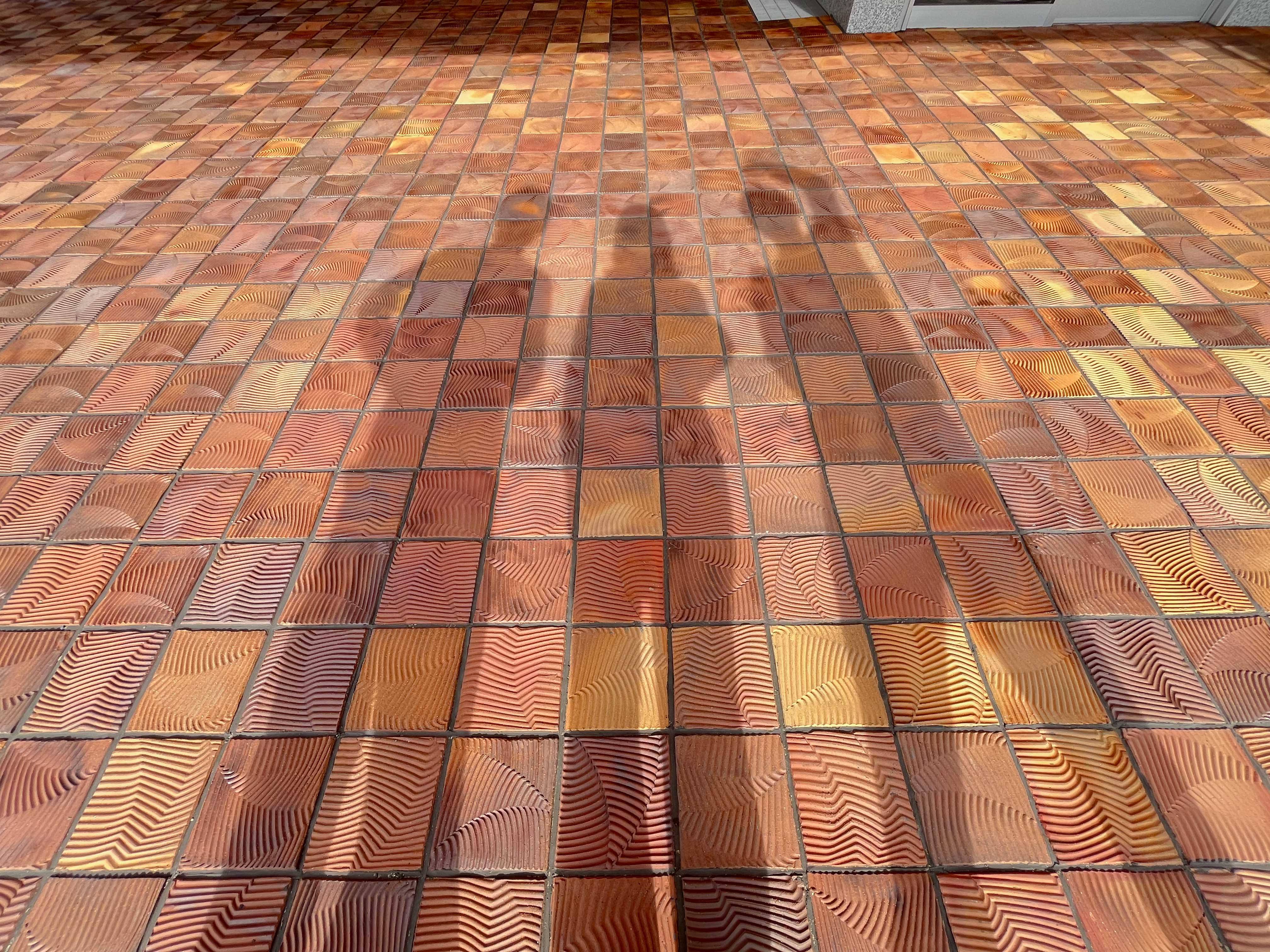 新校舎笠間焼のタイル